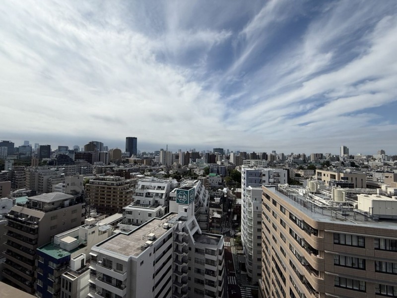 【住戸からの眺望】遠くの街まで抜けていて、開放感たっぷりの空も広く仰げる爽快なアーバンビューです。