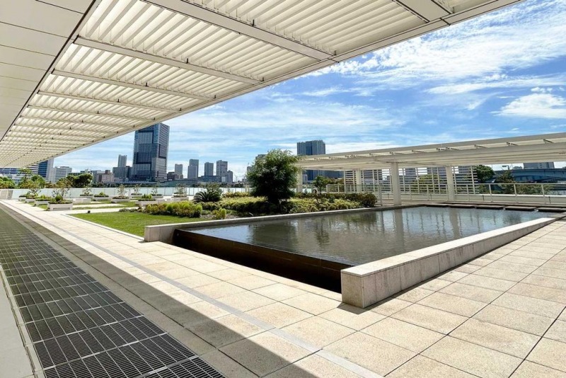 【共用部】カフェラウンジからアプローチできる、居住者専用の屋上庭園です。オープンテラスも併設され、空と水と緑の潤いのあるリゾート感漂う雰囲気が広がります。