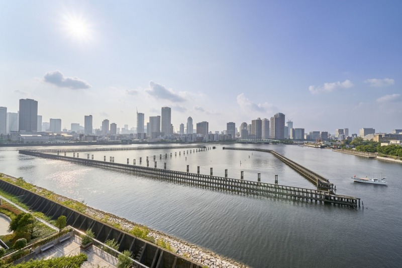【住戸からの眺望】西側には豊洲貯木場跡が広がり、その奥には月島や都心部の高層ビル群が並びます。夜景は、一面に広がる街の明かりが水面に映り風に揺れ、一層美しく煌びやかな眺望が広がります。