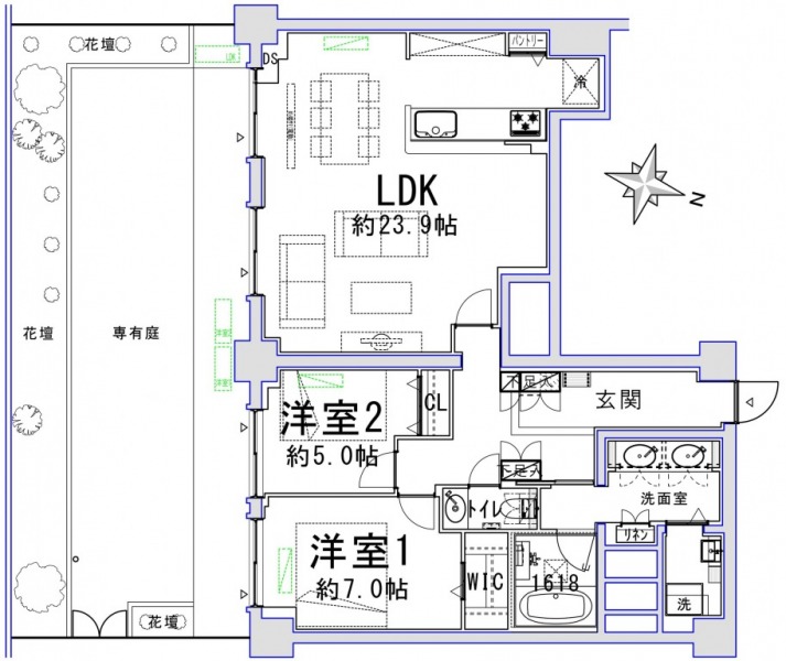 【間取り：2LDK】専有面積93.98㎡、専用庭70.76㎡。約23.9帖のリビングダイニングキッチンに約7.0帖と約5.0帖の洋室があり、それぞれにウォークインクローゼットまたはクローゼットを備え、玄関にはシューズクローゼットを備えており、収納も充実した2LDKです。1618サイズのゆったりとしたバスルーム、ツインボウルの洗面台、手洗いスペース付きのトイレ、スロップシンク付きのユーティリティルームと水回りもゆとりある造りとなっています。南向きの陽当たり良好な住戸です。                                                                                                                                                                                     