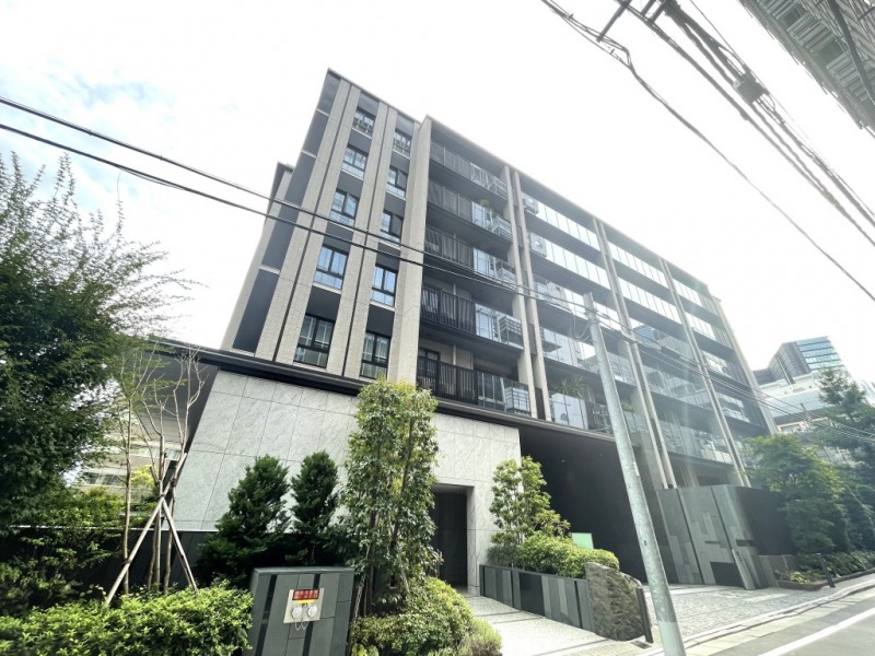 【外観】玉川通りから1本入った「南平台」の閑静な環境に立地。グレーのタイル張りに、ブラックの配色のシックな外装、バルコニーのガラスパネルが空色を映し出し輝くスタイリッシュな外観です。2019年11月築、東急建設施工、三菱地所レジデンス/大林新星和不動産/東急不動産旧分譲、三菱コミュニティ管理の地下1階地上4階建、総戸数100戸の「ザ・パークハウス」シリーズの低層ハイグレードレジデンスです。都心を愉しみ、静謐な南平台に還る上質な日常というステイタスが堪能できます。マンション横には、ハチ公バス「JT前」バス停があり、「渋谷」駅にも出やすくなっています。