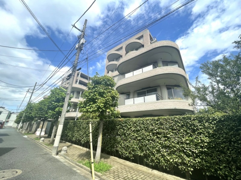 【外観】ライトベージュを基調とした外装に半円のバルコニーが印象的な外観です。1992年3月築、竹中工務店施工の地下1階付地上7階建、総戸数32戸のヴィンテージマンションです。「戸越公園」近接の閑静な住宅街に立地しています。穏やかな住環境と落ち着いた街並みが魅力です。「戸越公園」徒歩3分で東急大井町線を利用し大井町方面へ快適にアクセス可能です。JR線やりんかい線への乗り換えも良好で、行動範囲が広がります。戸越公園をはじめ、緑を感じられる環境が身近で、近隣には約400店舗が並ぶ「戸越銀座商店街」があり、飲食店や生活利便施設が充実しています。公園や学校も点在し、幅広い世代に住みやすい環境です。