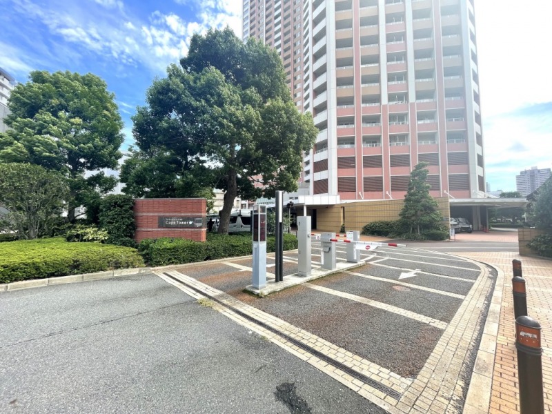 【駐車場】敷地内にあるゲート付きの防犯性が高い地下駐車場の出入口です。