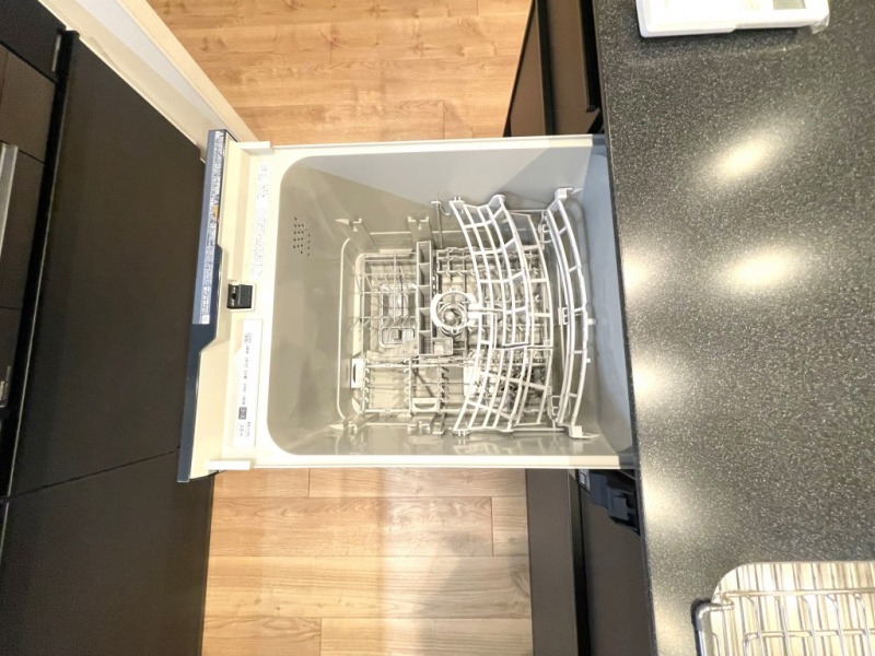 【キッチン:食洗機】ビルトイン食器洗浄乾燥機が付いているので、調理スペースも広く取れて節水効果もあり、家事の負担軽減も期待できます。また上面部に操作ボタンが設置されているタイプで、ラクな姿勢で操作ができます。