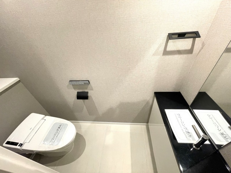 【トイレ】お手入れのしやすいタンクレスで、すっきりとしたデザインの温水洗浄機能付きトイレです。室内は清潔感があり落ち着く上質な空間です。ミラー付きの便利な専用手洗いスペースも設けられています。