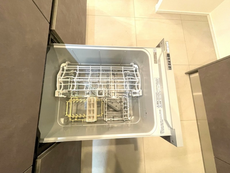 【キッチン：食洗機】ビルトイン食器洗浄乾燥機が付いているので、調理スペースも広く取れて節水効果もあり、家事の負担軽減も期待できます。また上面部に操作ボタンが設置されているタイプで、ラクな姿勢で操作ができます。