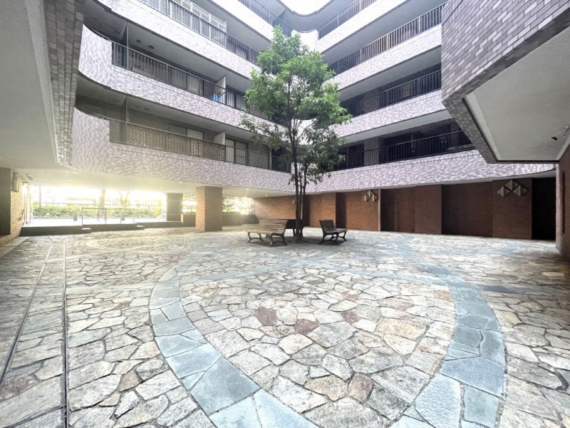 【エントランス】中庭がある「ボイド型」の建物です。吹抜けがあることで、バルコニー側のほか廊下側にも開口部が設けられるため通風性に優れています。また共用廊下にありがちな閉塞感がなく心地の良い採光が注がれます。