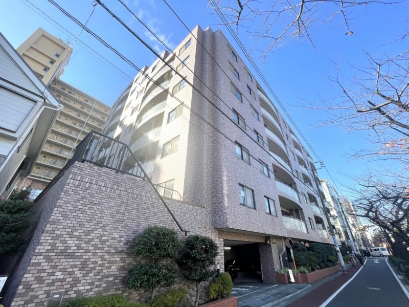 【外観】桜の名所「目黒川」沿いに佇む、ブラウンタイルの落ち着いた色調と端正なフォルムが調和した、都会的で上質感ある外観です。緑豊かな青葉台に位置し、静穏な住環境と都心利便が両立した立地です。1997年2月築、清水建設施工、モリモト旧分譲の地上9階建、総戸数61戸のレジデンスです。東急東横線「中目黒」駅や「代官山」駅、さらに「渋谷」駅へもアクセスしやすく、複数路線を使い分けられます。都心主要エリアへ軽快に移動でき、通勤・通学や休日の外出もスムーズです。「ライフ」や「成城石井」などのスーパー、人気の飲食店が点在し、感度の高いライフスタイルを実現できます。「西郷山公園」や「菅刈公園」、「目黒川」が近く、四季の移ろいを感じられる恵まれた住環境です。