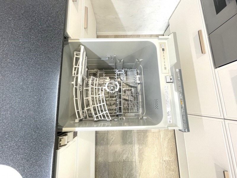 【キッチン:食洗機】ビルトイン食器洗浄乾燥機が付いているので、調理スペースも広く取れて節水効果もあり、家事の負担軽減も期待できます。また上面部に操作ボタンが設置されているタイプで、ラクな姿勢で操作ができます。