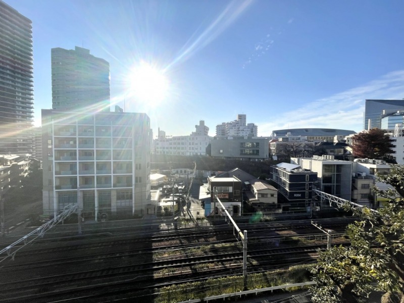 【住戸からの眺望】眼下は線路の為、前面の建物まで距離が保たれ、高台で採光もたっぷり注ぎ、開放感もあり、広い空も仰げる眺望です。