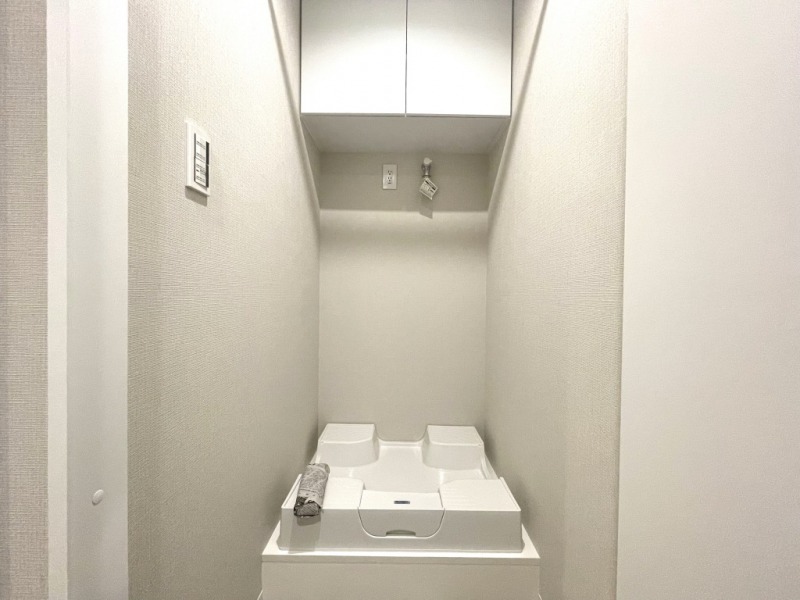 【洗濯置場】独立した洗濯機置き場には、防水パンと洗濯機専用水栓・コンセント差し込み口が設置され、上部には収納棚も備えてあり、洗剤なども収納できます。扉も付いていて生活感も出にくく、洗面室もすっきりご利用頂けます。