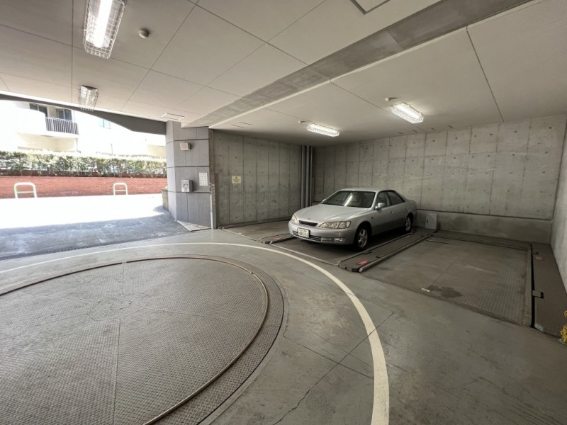 【駐車場】ターンテーブルで向きを変えて入出庫する、セキュリティー面にも配慮された屋内の機械式駐車場です。天候による汚れや日焼けなどからも大切なお車を守ります。