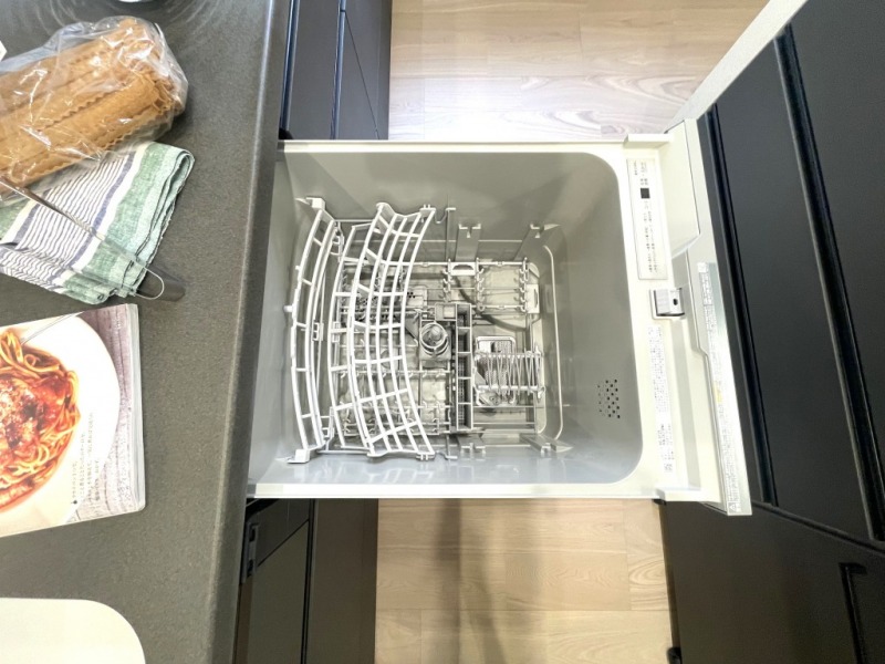 【キッチン：食洗機】ビルトイン食器洗浄乾燥機が付いているので、調理スペースも広く取れて節水効果もあり、家事の負担軽減も期待できます。また上面部に操作ボタンが設置されているタイプで、ラクな姿勢で操作ができます。