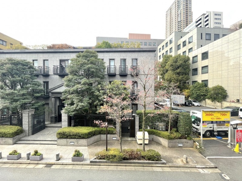 【住戸からの眺望】眼下は道路で、前面の建物まで距離が保たれているので陽光も注ぎ、低層の建物も多く開放感もあり、広い空も仰げる眺望です。