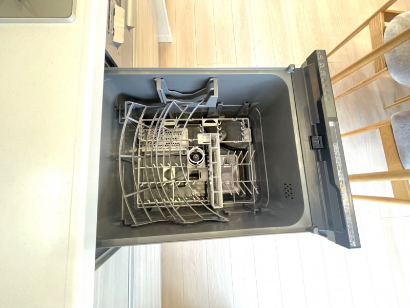 【キッチン：食洗機】ビルトイン食器洗浄乾燥機が付いているので、調理スペースも広く取れて節水効果もあり、家事の負担軽減も期待できます。また上面部に操作ボタンが設置されているタイプで、ラクな姿勢で操作ができます。