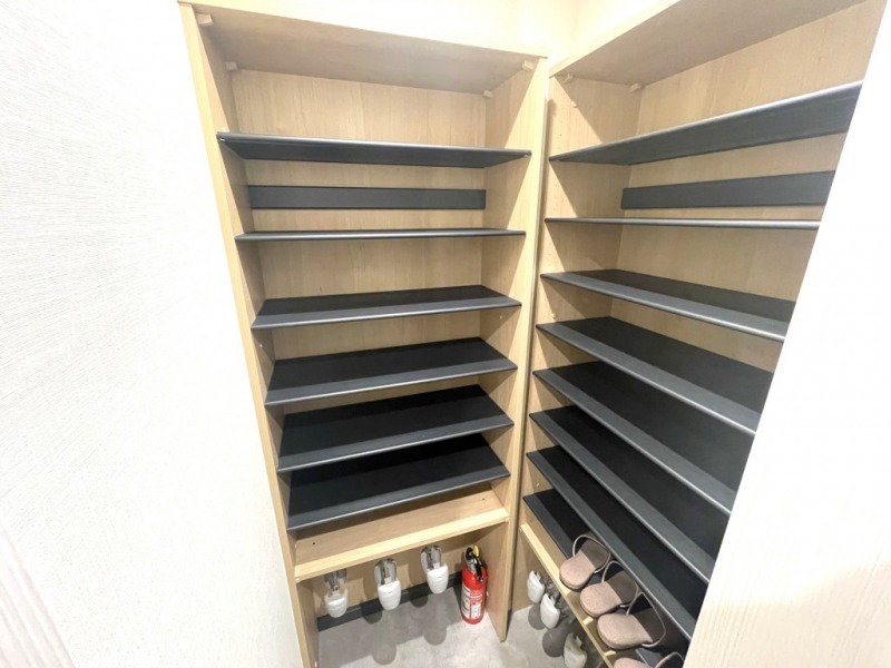 【SIC】シューズインクローゼット内部には、可動式の棚が設置してある為、シューズの高さに合わせて収納でき、ブーツやヒール等の高さのあるシューズもきれいに収まり、玄関フロアも広くすっきりご利用頂けます。