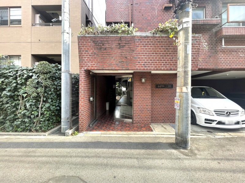 【エントランス】ブラウンタイルに館銘板やフロアタイルが、重厚でクラシカルモダンな雰囲気のエントランスです。