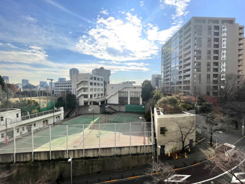 【住戸からの眺望】眼前は高校の為、開放感があり、広い空も仰げる爽快な眺望です。