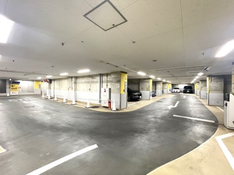 【駐車場】平置き駐車場で入出庫しやすく、屋内で雨天時も濡れずに乗り降りでき、天候による汚れや日焼けなどからも大切なお車を守ります。