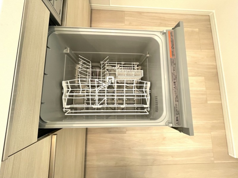【キッチン：食洗機】ビルトイン食器洗浄乾燥機が付いているので、調理スペースも広く取れて節水効果もあり、家事の負担軽減も期待できます。
