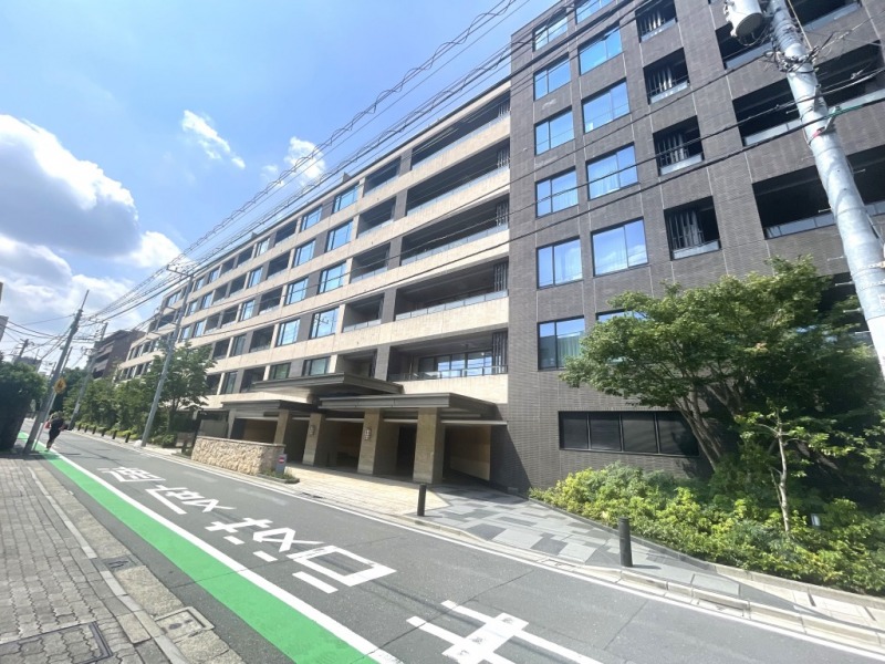 【外観】南青山の閑静な住宅街に佇む、タイル張りのベージュとブラックのコントラストが瀟洒な外観です。2017年8月築、鹿島建設施工、三菱地所レジデンス旧分譲の高級マンション「ザ・パークハウス」シリーズの地下1階7階建、総戸数86戸のレジデンスです。首都高「高樹町出入口」が近く、車での移動もスムーズです。周辺におしゃれなカフェやショップが点在し、美術館などもあり、生活利便と文化的な雰囲気の両立が実現します。また「広尾北公園」や「有栖川宮記念公園」が徒歩圏で、都心に居ながら、季節折々の自然も愉しめます。南青山立地で資産性も根強く、ミドル〜ファミリー層にも好まれる物件です。