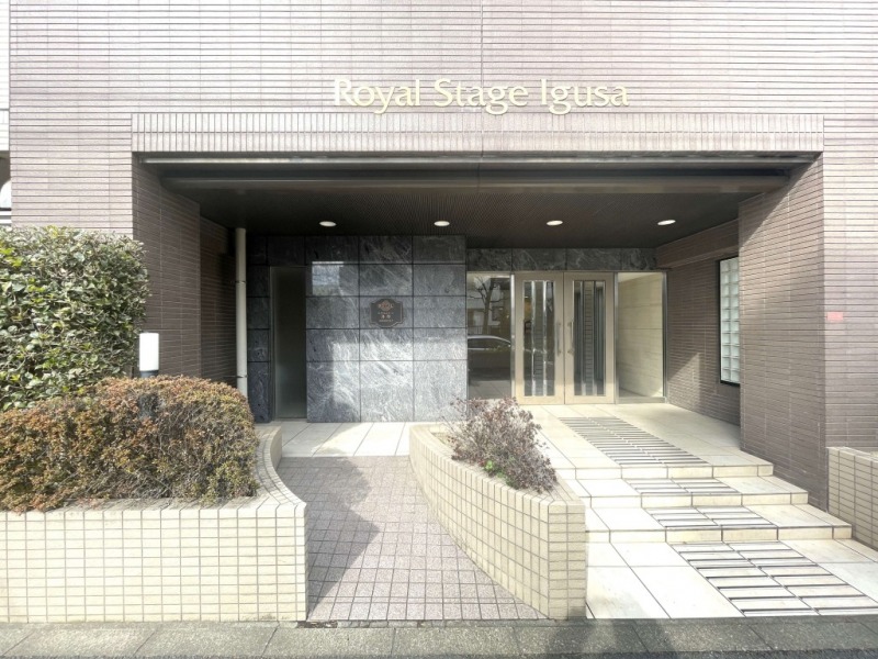 【エントランス】ブラウンタイルと天然石があしらわれた重厚感のあるエントランスです。アプローチには、スロープが設けられており、ベビーカーや車いすの通行も安心です。