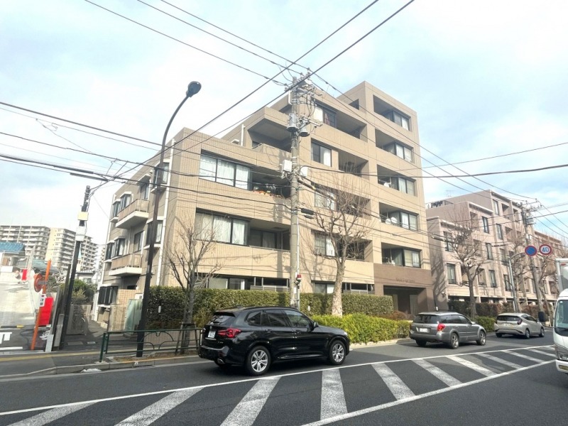 【外観】落ち着いたブラウンタイル張りの端正なフォルムが上質で落ち着いた佇まいを演出しています。1998年2月築、北野建設施工、北野住宅販売旧分譲、地上6階建、総戸数26戸のレジデンスです。落ち着いた住環境と緑の潤いが感じられる穏やかな立地です。最寄りの「井荻」駅から西武新宿線を利用でき、新宿までダイレクトにアクセス可能です。バス路線も充実し、荻窪や阿佐ヶ谷方面へも快適につながる利便性の高い立地です。周辺にはコンビニやドラッグストアが至近にあり、スーパーや飲食店が揃い、日々の買い物に便利です。「井草森公園」など緑豊かなスポットも身近で、区立小学校も徒歩4分のところに位置し、子育て世帯にも暮らしやすい環境が整っています。