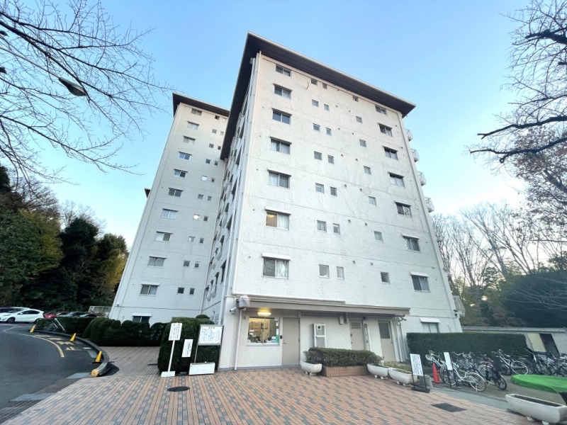 【外観】街並みに溶け込む、シンプルで端正なフォルムの外観です。1970年7月築、鹿島建設施工、フジランド旧分譲の地上11階建、総戸数119戸のヴィンテージマンションです。緑の豊かな瀬田四丁目の住宅街に立地し、都心近接でありながら穏やかな暮らしを叶えます。最寄りの田園都市線沿線からは都心へスムーズにアクセスできます。また「静嘉堂文庫」バス停が至近にあり、バス路線も充実しており、通勤・通学の選択肢が広がります。スーパーやコンビニが身近に揃い、日常の買い物に便利です。「岡本静嘉堂緑地」が至近で「砧公園」や「多摩川」も生活圏内で、自然を身近に感じられます。敷地内には滑り台やジャングルジムを備えたプレイロットがあります。