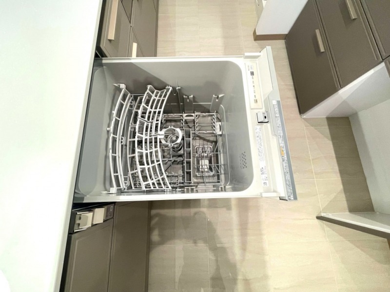 【キッチン:食洗機】ビルトイン食器洗浄乾燥機が付いているので、調理スペースも広く取れて節水効果もあり、家事の負担軽減も期待できます。また上面部に操作ボタンが設置されているタイプで、ラクな姿勢で操作ができます。