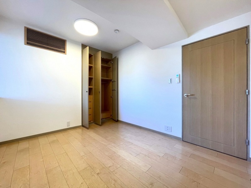 【洋室1:約6.3帖】どの部屋にも行き来しやすく過ごしやすい、南西向きの採光のある洋室です。機能的なクローゼットを備え、シングルベッドとデスクのどちらも置ける広さがあるので、お子様のお部屋やワークスペース・書斎などに向いています。