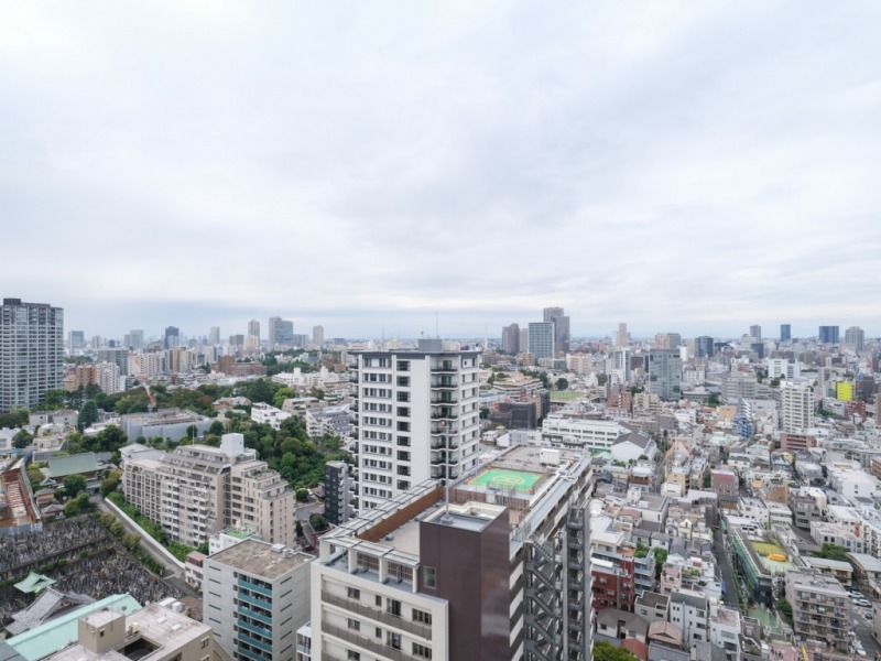 【住戸からの眺望】都会的な風景の中にも緑と広い空が融合した爽快なパノラマビューです。遠くの街まで望め、開放感があり、空色の移ろいも感じられます。