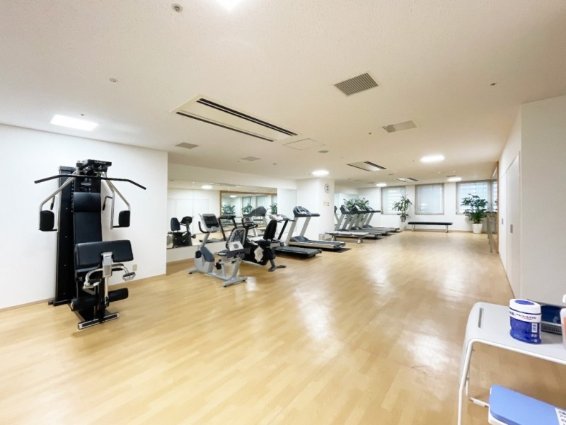 【フィットネスジム】敷地内にあるため、気軽に健康・体力・筋力維持の為に活用できます。
