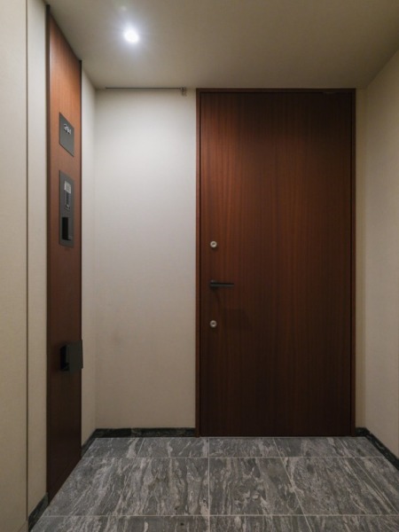 【共用部玄関】エレベータの前はプライベートホールとなっていて、玄関前を住人が行き交うことも少なく、プライバシーも確保されやすくなっています。ホテルライクな絨毯が敷かれ高級感があり、外気の影響も受けにくく室温が保たれ快適です。
