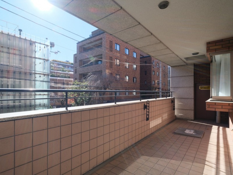 【バルコニー】南向きのバルコニーは、多くの採光を居室に取り込みます。風通しも良く、洗濯物の乾きも早そうです。物干し金物付いてます。