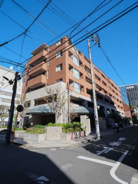 【外観】ブラウンタイルの重厚で端正なフォルムが印象的な外観です。赤坂の街並みに調和し、品格ある佇まいを演出しています。2001年3月築、前田建設施工、三井物産旧分譲の地下1階地上8階建、総戸数30戸のレジデンスです。赤坂の中でも閑静な新坂エリアに立地しています。高低差のある地形が、落ち着いた住環境を生み出しています。複数路線が交差する「青山一丁目」駅をはじめ、徒歩圏内に複数駅が点在しています。主要ビジネス街や商業エリアへ直結し、都心生活を快適に支えます。周辺にはコンビニや飲食店が点在し、商業施設も徒歩圏で普段使いができ便利です。「青山公園」や「檜町公園」、「赤坂御用地」などの緑も身近で、都心にいながら潤いある暮らしが叶います。オートロックを備え、防犯面に配慮されています。宅配ボックスも設置され、不在時の荷物受け取りにも便利です。