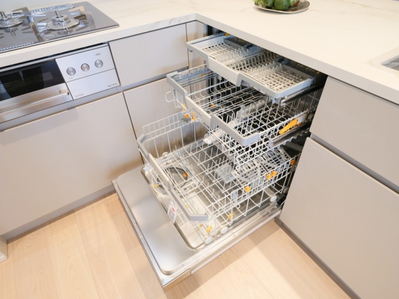 【キッチン：食洗機】デザイン性は去ることながら、フロントオープンタイプでたっぷりの容量もあり、汚れを自動的に判断して温度などを調整するプログラムがあるため洗浄力も優れていています。調理スペースも広く取れて節水効果もあり、家事の負担軽減も期待できます。