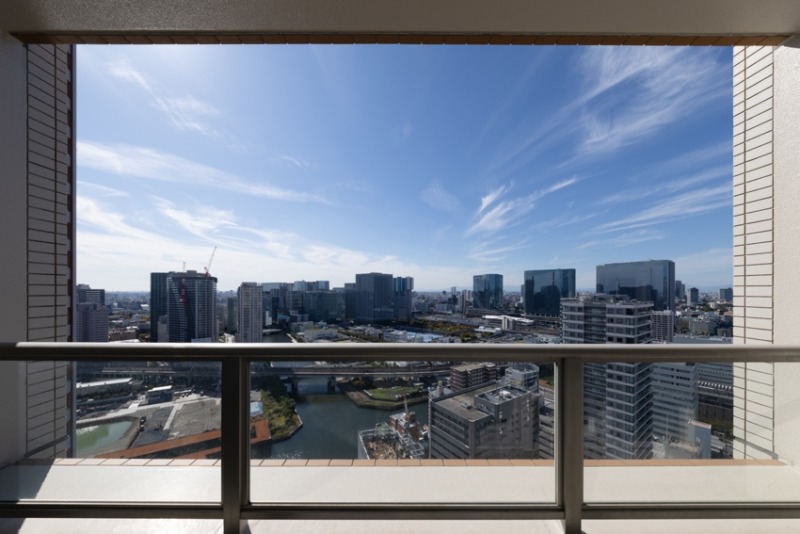 【住戸からの眺望】進化し続ける街並みに、水辺の潤いを感じながら広い空を仰げる、都心のベイエリア&タワーマンション高層階ならではの爽快感のある眺望です。