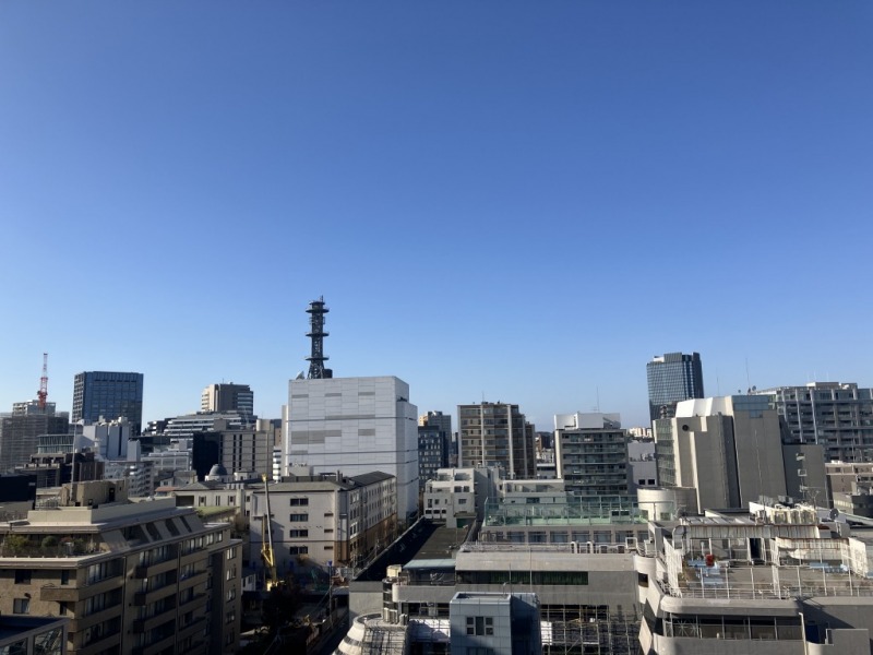 【住戸からの眺望】都会的なビルが建ち並ぶ風景ですが、開放感もあり、広い空も仰げる爽快な眺望です。