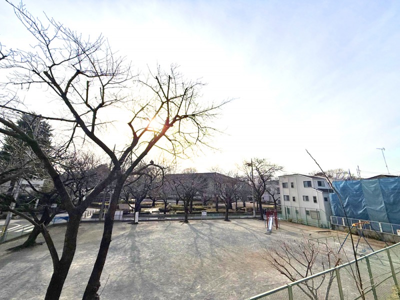 【住戸からの眺望】眼下は公園で緑も豊かで開放感があり、空も広く仰げる爽快な眺望です。お子様が遊んでいても様子が窺えて安心感もあります。