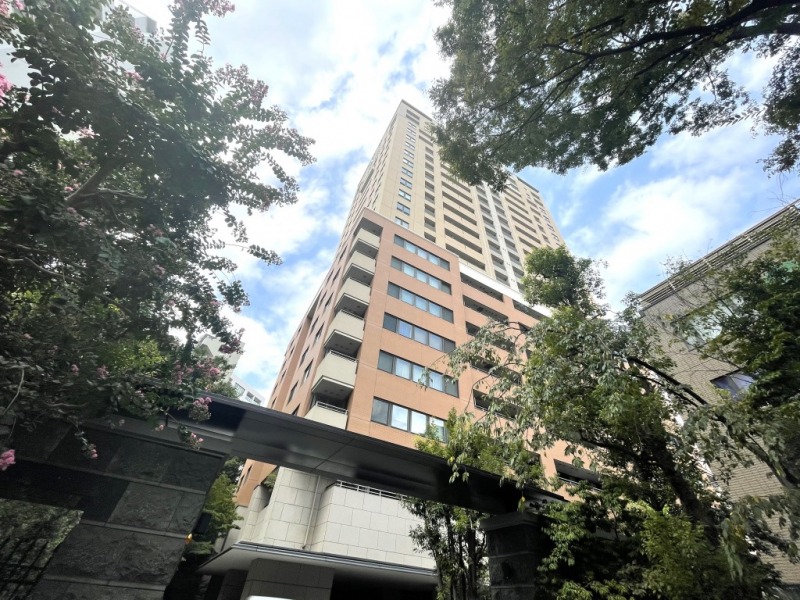 【外観】恵比寿通りと新橋通り・ビール坂のトライアングルの中心部に聳える、暖色系で纏められた外観のニューヨーク・アールデコ様式のデザインモチーフとしたタワーレジデンスです。2003年11月築、竹中工務店施工、積水ハウス旧分譲の地下3階付地上23階建、総戸数144戸のビッグコミュニティです。3,500㎡超の敷地面積には四季折々の樹木が多く植樹されていて、都心に居ながら豊かな自然を感じられます。近くには「恵比寿ガーデンプレイス」があり、ショッピングやお食事だけでなく、映画やアートもお散歩がてら愉しめます。