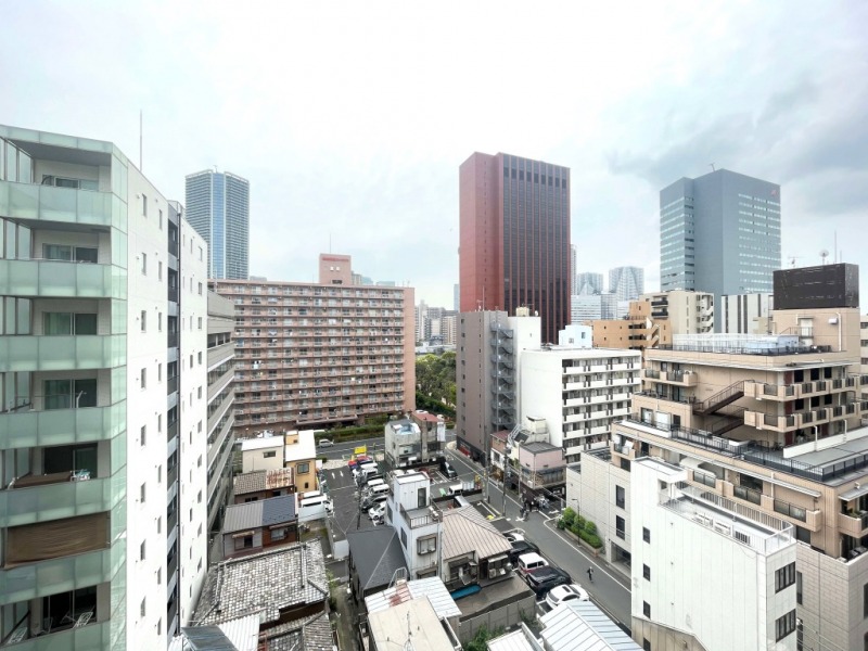 【住戸からの眺望】眼下は低層の建物も多く、広い空も仰げる開放感のある眺望です。