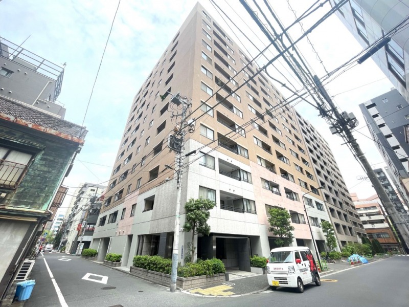 【外観】暖色系の配色で重厚感と洗練を兼ね備えたデザインです。落ち着いた色調が街並みに調和し、上質感を演出しています。2000年2月築、戸田建設施工、オリックス旧分譲の地下1階地上12階建、総戸数75戸のレジデンスです。賑わいのある築地エリアの奥に佇む立地。生活利便性と静けさを両立した住環境です。東京メトロ日比谷線「築地」駅をはじめ、複数路線・駅が利用可能。銀座や東京駅方面へのアクセスも良好で、通勤・通学や外出がスムーズに行えます。コンビニやスーパーが至近にあり、飲食店も身近に揃っています。築地場外市場も近く、日常の買い物から外食まで幅広く楽しめます。緑豊かな「あかつき公園」や「築地川公園」も至近に位置し、四季折々の自然も身近に感じられ、総合病院の「聖路加国際病院」も近く安心感があり、都心ながら住みよい環境です。