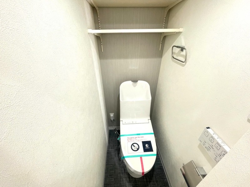 【トイレ】室内はホワイトを基調としていて清潔感があり、すっきりとした落ち着ける空間です。トイレもうれしい温水洗浄機能付きです。吊戸棚も設置されており、トイレットペーパーなどが収納できます。