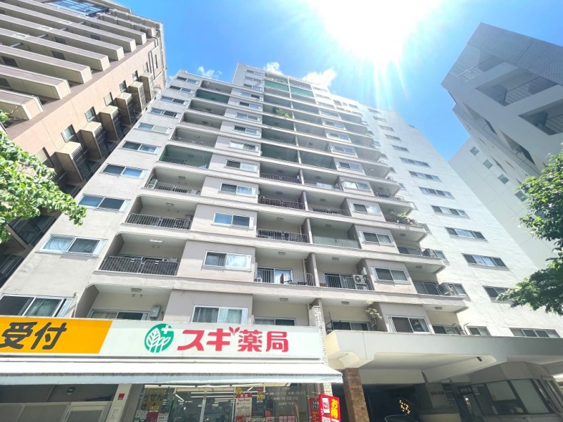 【外観】落ち着いた色調でまとめられた端正な外観が、文京の街並みに調和する上品な佇まいです。1970年6月築、黒川建設施工/旧分譲の地上14階建、総戸数120戸のヴィンテージマンションです。1階にはドラッグストアもあり、コンビニ・スーパーも至近にありお買い物も至便です。複数路線が使える春日・後楽園エリアが生活圏となり、通勤・通学はもちろん休日の外出にも便利な立地です。マンション前には、バス停があり、商業施設の「ラクーア」や「クイーンズ伊勢丹」、「千駄木」駅・「春日」駅にも行き来しやすくなっています。少し足をのばすと「小石川後楽園」があり緑豊かな環境も楽しめます。人気の「誠之小学校・第六中学校」学区で、子育てファミリーにもおすすめの住環境です。