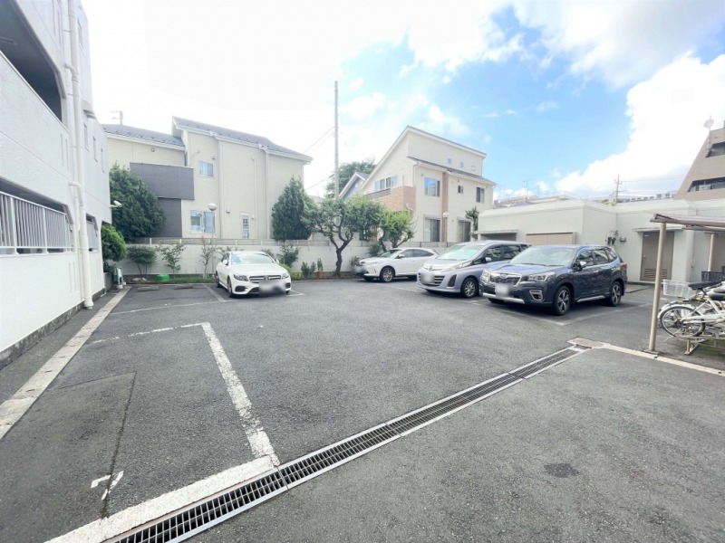 【駐車場】乗り降りや入出庫しやすい敷地内の平置き駐車場です。ハイルーフ車もゆとりを持って駐車する事ができます。