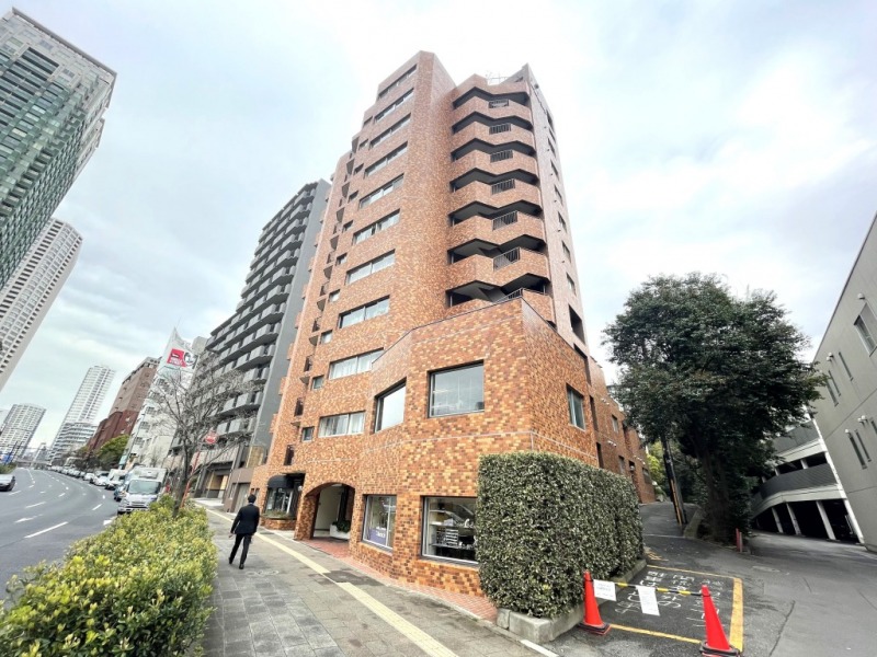 【外観】桜井通り沿いに位置し、街路樹に馴染むブラウン系モザイクタイル張りの外観です。1980年9月築、フジタ工業施工、藤和不動産旧分譲の地下1階地上10階建、総戸数33戸のヴィンテージマンションです。八芳園なども近く、都心ながら緑も多い住環境です。3駅3路線利用可能で利便性も高い立地です。「白金高輪」駅周辺は、商業施設の「白金プラザ会」に、スーパーや飲食店、ドラッグストア、クリニックなどが入り、その中の「クイーンズ伊勢丹」では、世界各国のあらゆる食材を取り揃えています。「白金高輪」駅より北里大学方面へ進むと、小料理店などが点在し、隠れたグルメスポットでもあります。また、有名公立小中学校も多く「有栖川宮記念公園」や「国立科学博物館附属 自然教育園」などの公園もあり子育て環境にも十分に適したエリアで、総合病院も多く、医療機関も充実し、歴史と品格を感じる白金台エリアに位置します。穏やかな空気が流れる住宅街です。