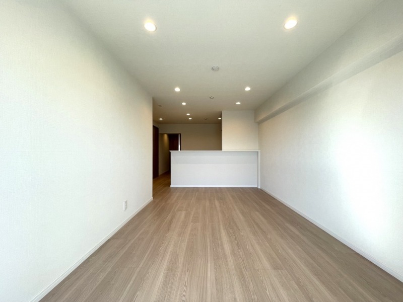 【LDK：約15.5帖】リビングとダイニングを分けて利用でき、家具のレイアウトもしやすい間取りです。大きなソファや大型テレビを置いてもゆとりがある広さです。