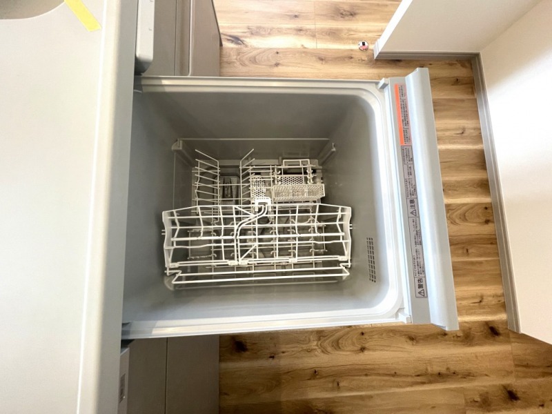 【キッチン：食洗機】ビルトイン食器洗浄乾燥機が付いているので、調理スペースも広く取れて節水効果もあり、家事の負担軽減も期待できます。