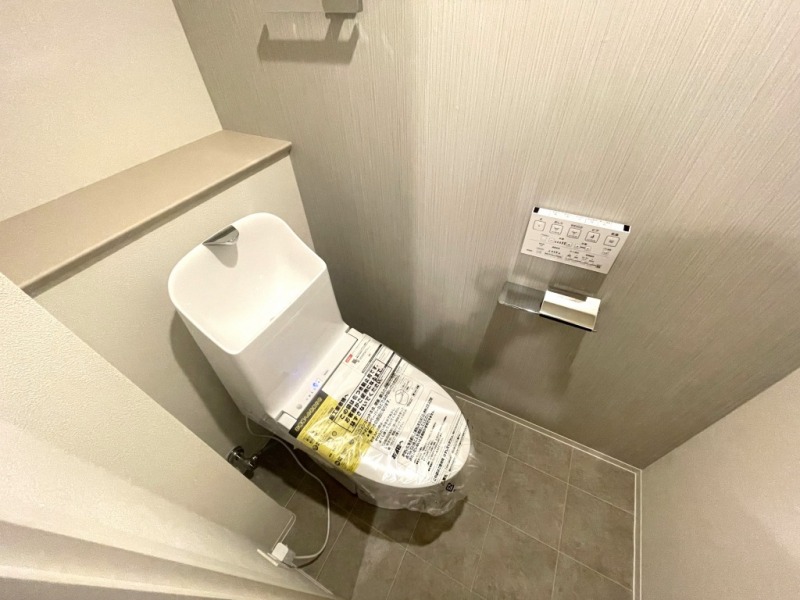 【トイレ】すっきりとしたデザインで清潔感があり、落ち着ける空間です。トイレもうれしい洗浄機能付きです。