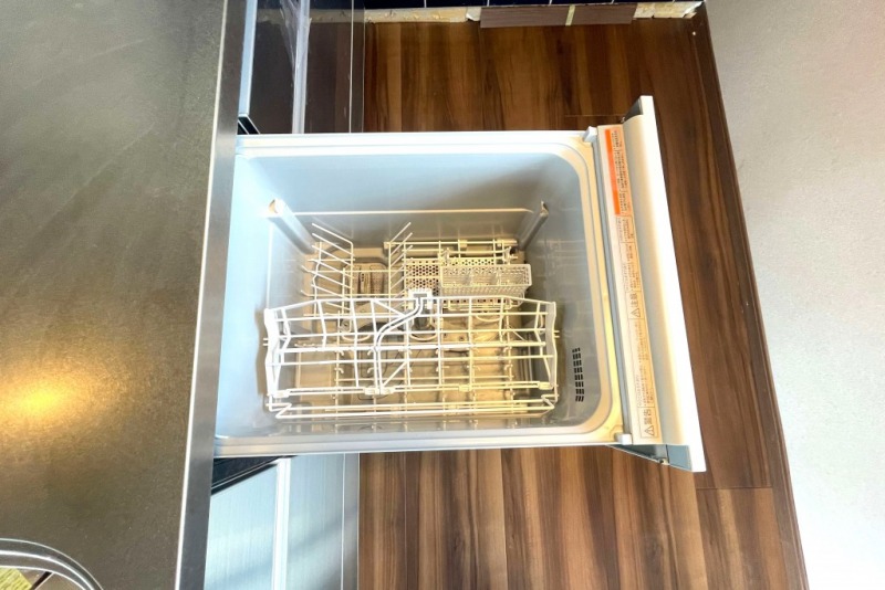 【キッチン:食洗機】ビルトイン食器洗浄乾燥機が付いているので、調理スペースも広く取れて節水効果もあり、家事の負担軽減も期待できます。また上面部に操作ボタンが設置されているタイプで、ラクな姿勢で操作ができます。